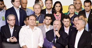 O vicepresidente Michel Temer (à dir) reunido com caciques do PMDB durante convenção nacional do partido, no último dia 12