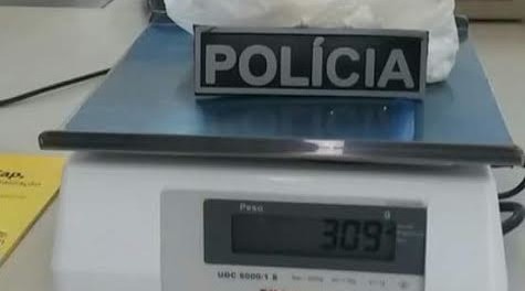 Dupla é presa pela polícia suspeita de tráfico de drogas, em Xapuri