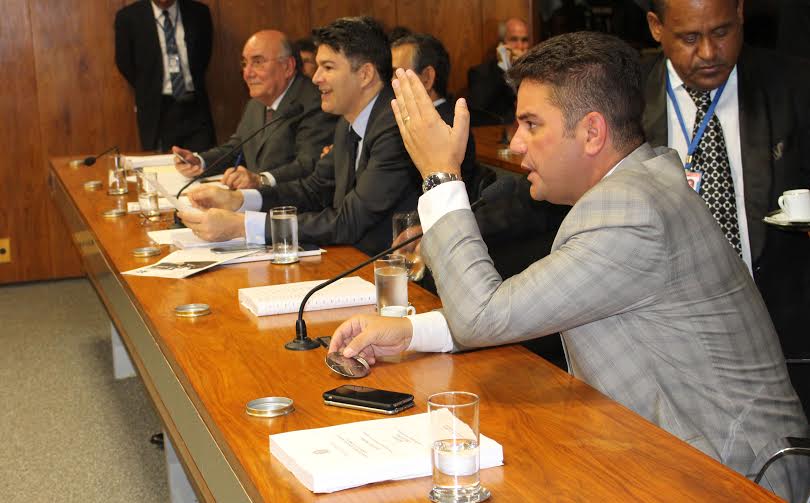 Gladson Cameli quer explicação de telefônicas sobre falhas dos serviços no Acre