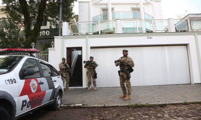 Operação Lava Jato. Ex presidente lula alvo da nova fase da operação. Na foto Agentes da policia federal em frente a sede do Instituto Lula. Foto Marcos Alves / Agencia O Globo. - Marcos Alves / Agência O Globo