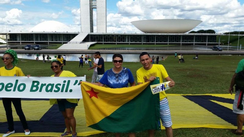 Veradora e jornalista levam a bandeira do Acre em manifestação em Brasília