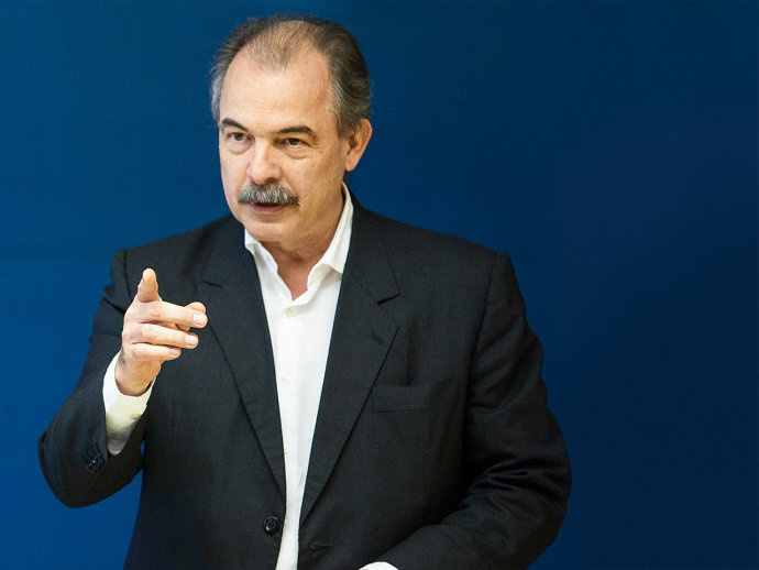 Governo tentou comprar o silêncio de Delcídio do Amaral, diz Veja