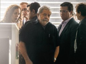 CONDUZIDO - Por segurança, a força-tarefa da Lava-Jato ouviu o depoimento de Lula no Aeroporto de Congonhas(MARCOS BIZZOTTO/Estadão Conteúdo)