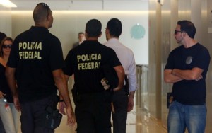 Policiais cumprem mandados de busca e apreensão na 24ª fase da Lava Jato, no início do mês/Foto: Marcos Bezerra/Futura Press 