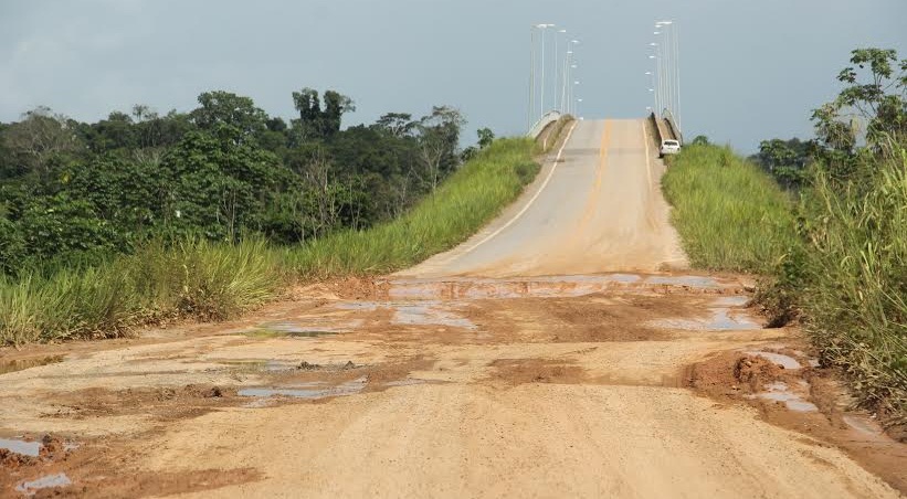 Vídeo-reportagem expõe condições da BR-364 e desbarrancamento de ponte