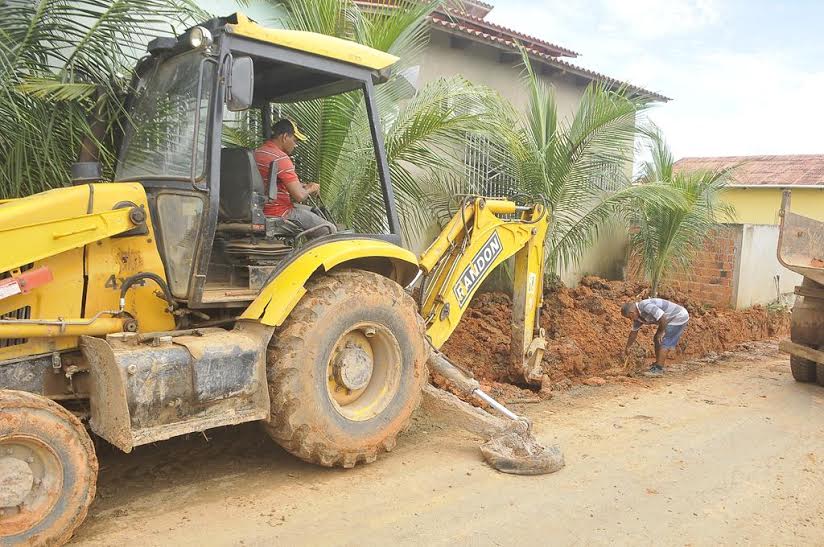 Trabalho de implantação de bueiros é iniciado no Jardim Primavera, em Sena Madureira