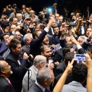 Deputados gritam pela renúncia da presidente Dilma Rousseff, durante sessão da Câmara