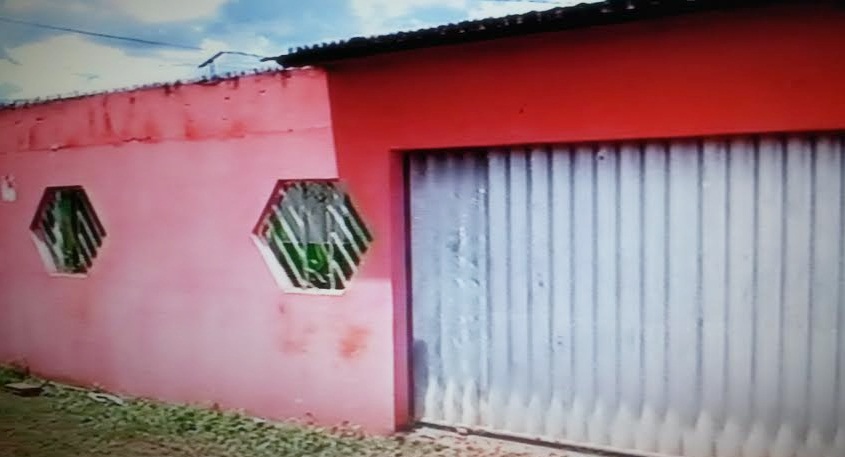 Bando armado invade casa, faz família refém por mais de 1 hora e foge com dinheiro