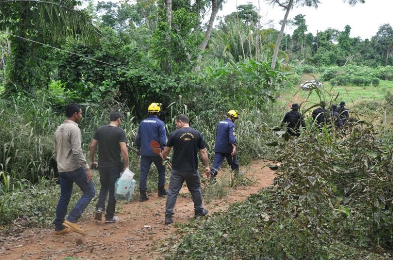 Policiais saem em busca do local onde o corpo estava enterrado/Foto: ContilNet