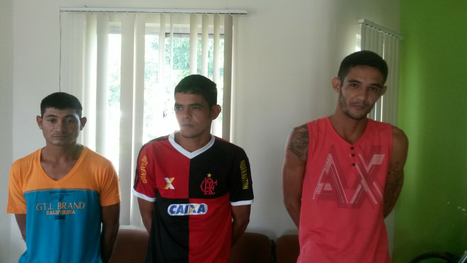 Polícia Militar prende três irmãos suspeitos de tráfico de drogas e assaltos em Tarauacá