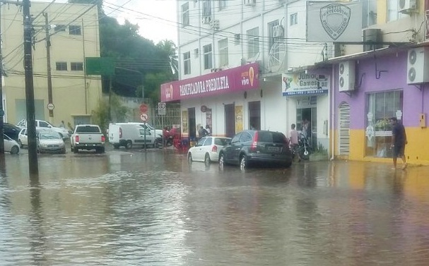 Chuva deixa ruas inundadas e trânsito lento na Getúlio Vargas e Isaura Parente