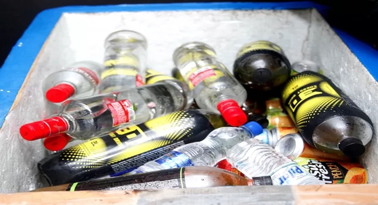 Polícia Militar faz apreensão de bebidas alcoólicas na BR 364, em Tarauacá