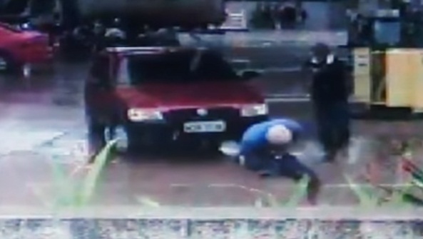 Vídeo mostra momento em que jovem é assassinado com 3 tiros no Calafate