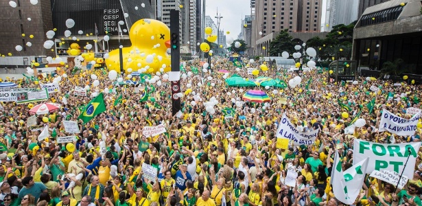 Manifestantes soltam balões durante protesto na avenida Paulista, em São Paulo