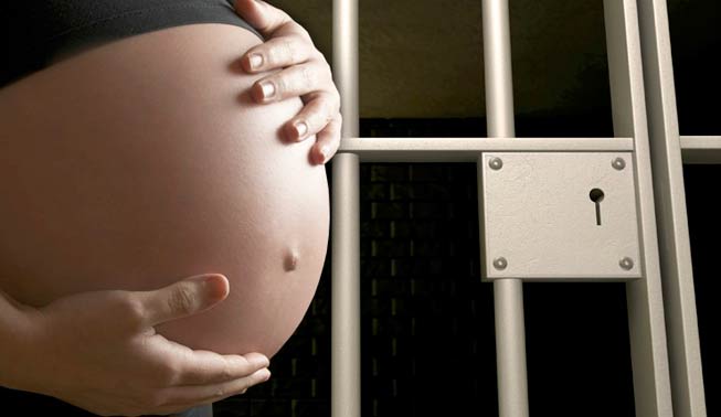 Grávida de oito meses tem prisão preventiva convertida em domiciliar