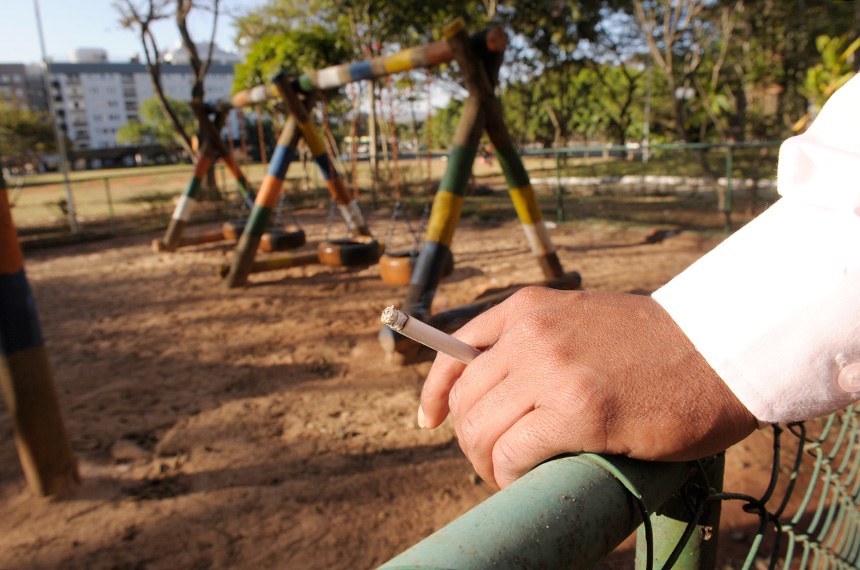 Projeto pode proibir fumo em parques infantis, ginásios abertos e estádios
