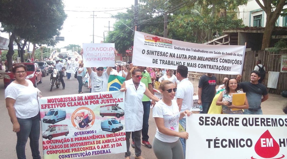 Cansados de esperar, aprovados fecham rua e cobram posição do MPE