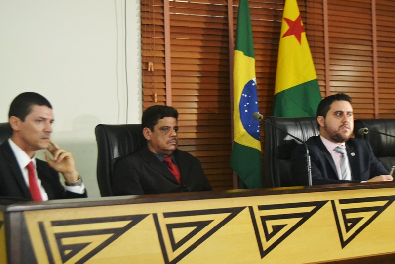 Ato contra impeachment reúne juristas e advogados, no AC