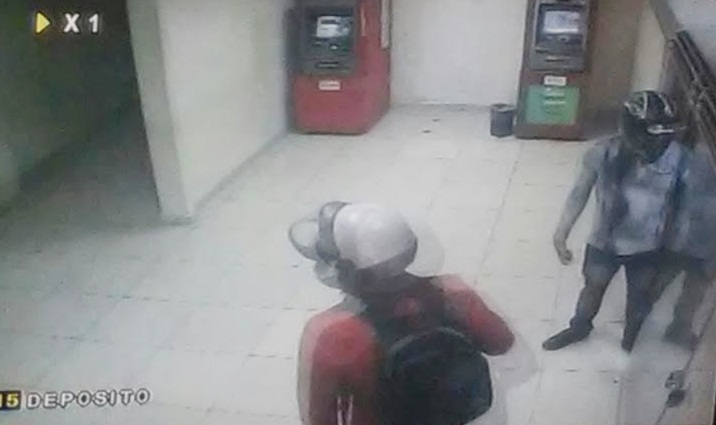 Câmera de segurança flagra ação dos bandidos