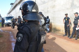 Polícia faz revista em celas do presídio Francisco de Oliveira Conde