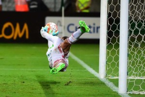 Assim como na última vitória como mandante, Prass pega pênalti