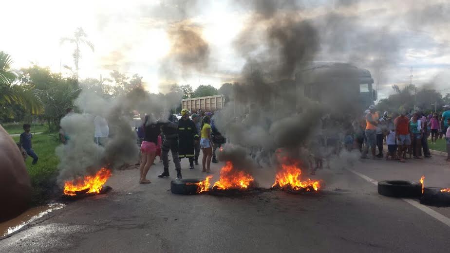Furiosos com ‘descaso’ da prefeitura de Rio Branco, populares enfrentam PM