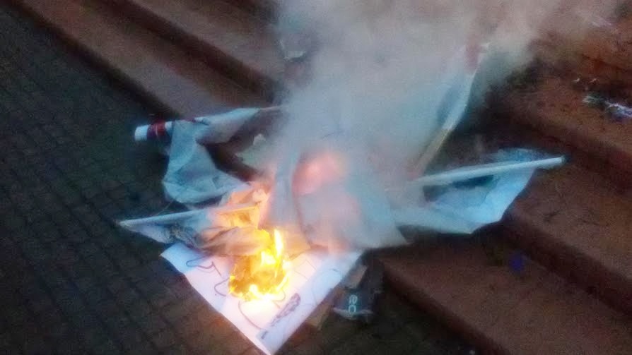 Petistas queimam cartazes com fotos de líderes tucanos e com símbolo da Rede Globo