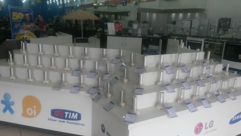 Assaltantes levaram todos os celulares do mostruário