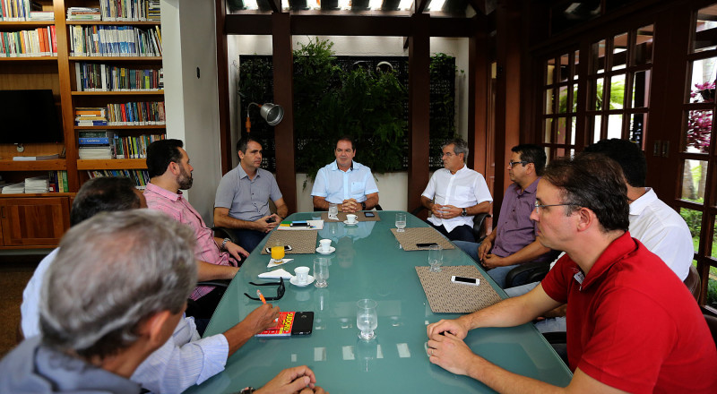 Tião Viana cancela agenda e se reúne às presas com bancada acreana para tratar da crise política