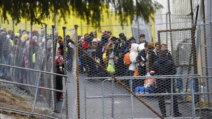 Macedônia deixa passar 170 refugiados; 10 mil continuam à espera