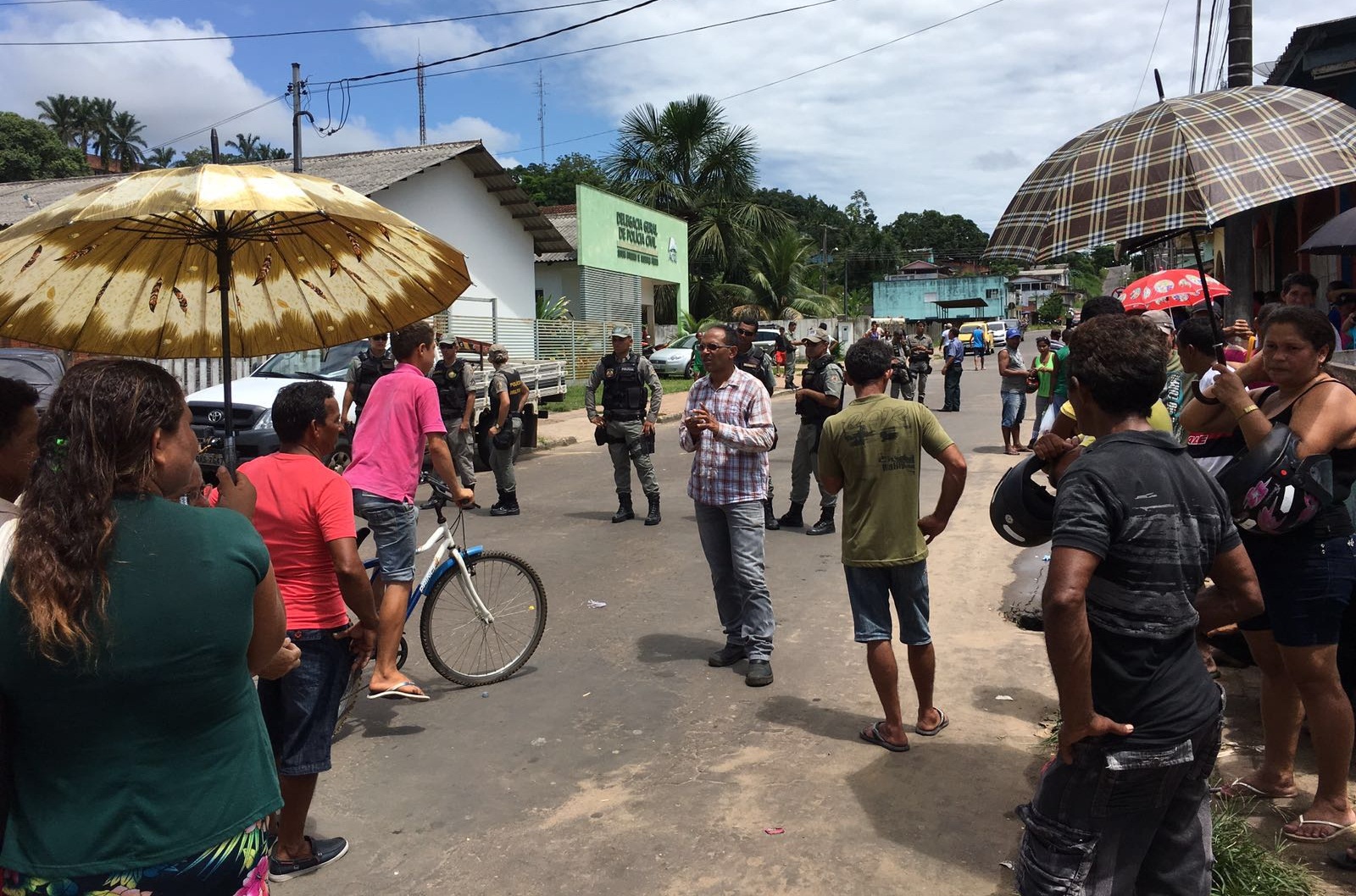 Polícia entra em confronto com pescadores em Cruzeiro; tucano denuncia truculência do governo