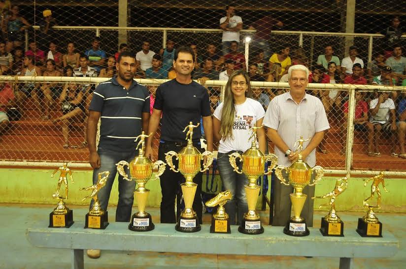 O prefeito Mano Rufino entregou os títulos/Foto: ContilNet