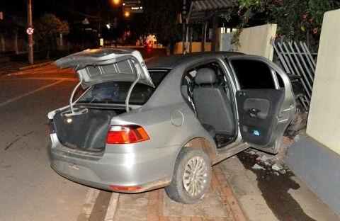 O carro bateu no muro da Delegacia/Foto: ContilNet