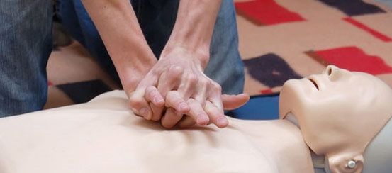 Passo a passo para fazer massagem cardíaca; aprenda