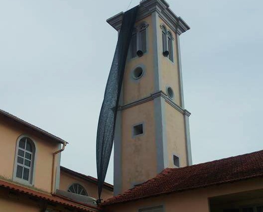 Faixa preta é hasteada em torre da igreja de Sena Madureira em sinal de luto