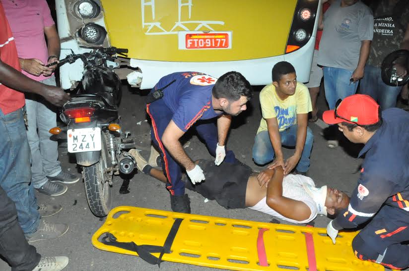 Motoqueiro bate em traseira de ônibus e é conduzido ao Pronto Socorro
