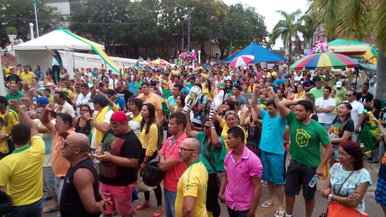 Acompanhando em telão, rio-branquenses vibram com votos a favor do pedido de impeachment