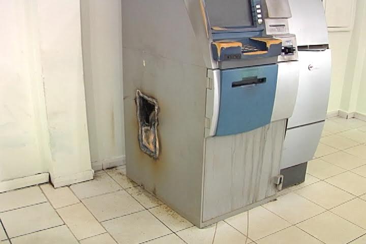 Bando armado invade sede do Detran em Rio Branco e arromba caixa eletrônico