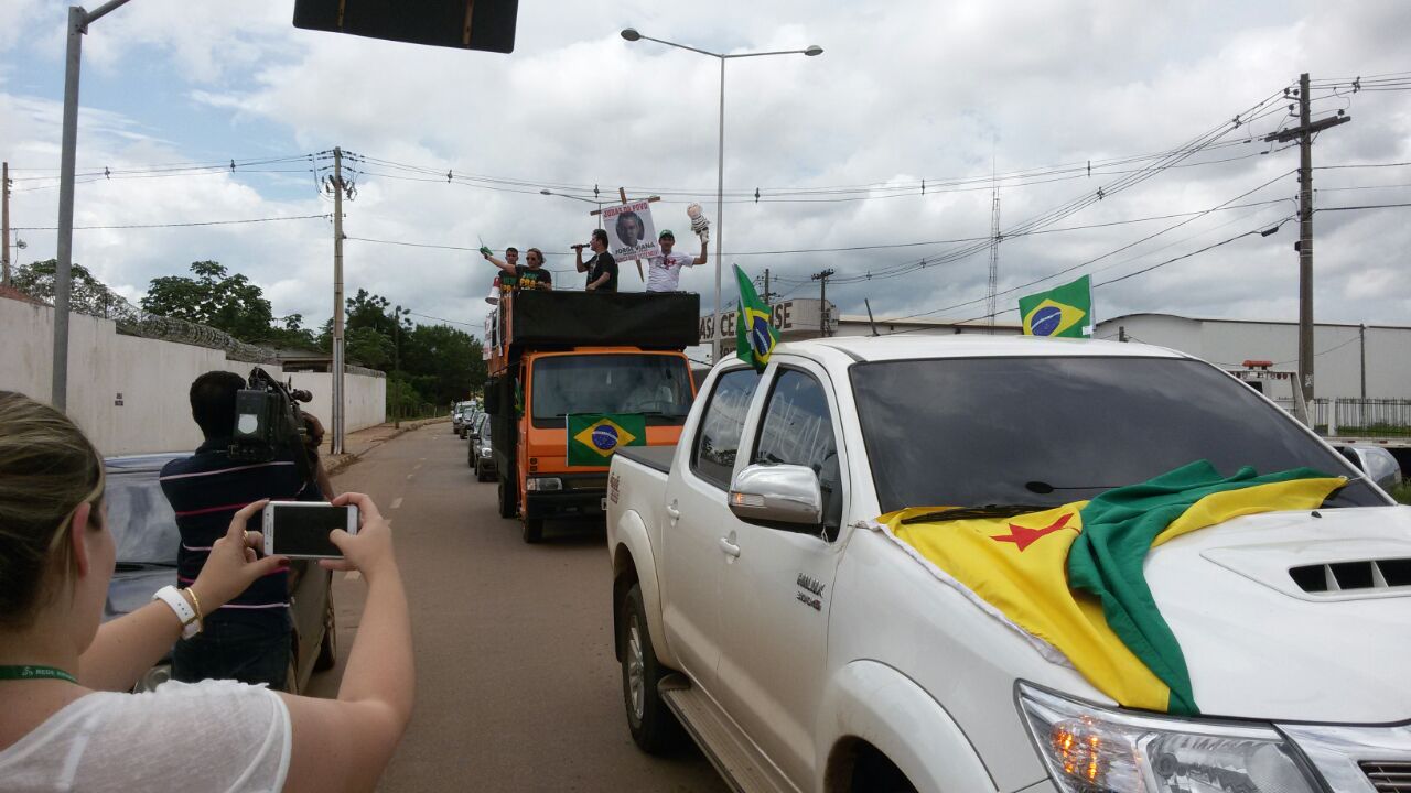 Manifestantes pró-impeachment de Dilma realizam carreata em Rio Branco