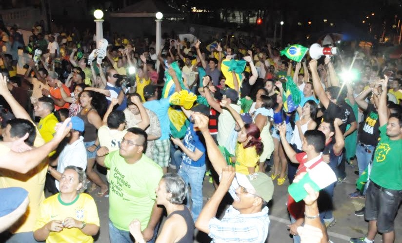 Manifestantes comemoram aprovação do impeachment