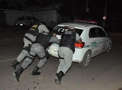 Viatura quebra e policiais precisam empurrar veículo após atender ocorrência