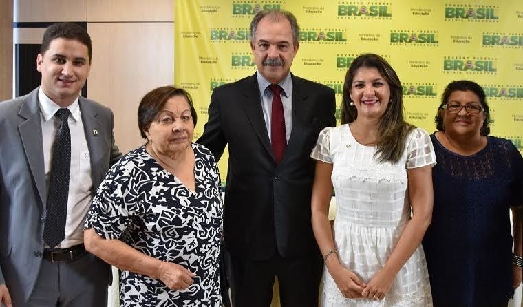 Primeira reitora eleita do Ifac é empossada pelo ministro da Educação, em Brasília