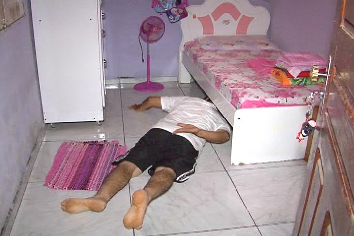 Família tem casa invadida por criminosos que fogem levando veículo