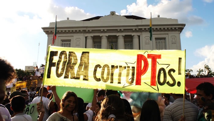 Com trio elétrico, população é convidada a acompanhar votação do impeachment