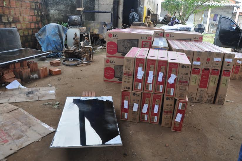 Polícia ‘estoura’ depósito onde bandidos esconderam produtos roubados de loja