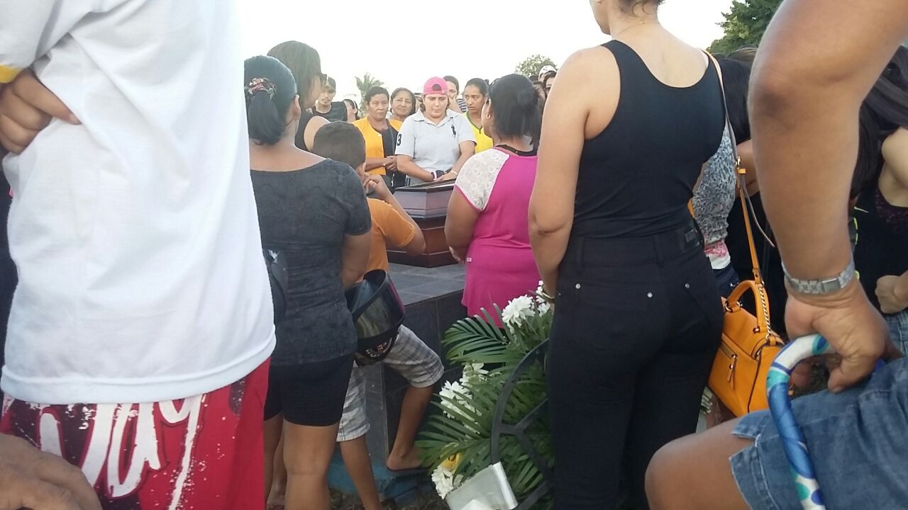 Sob forte comoção, sindicalista Raquel Cabral é sepultada no cemitério Jardim da Saudade