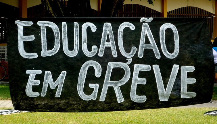 Professores de Rio Branco denunciam atrasos de salários e organizam protesto contra prefeitura