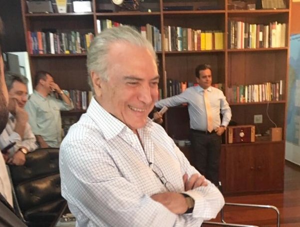 Michel Temer sorri ao acompanhar votação do impeachment de Dilma Rousseff pela TV