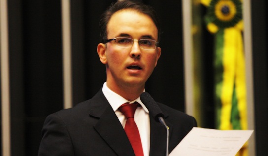 Vídeo: deputado Léo do PT grita “Não à democracia” durante discurso na Câmara