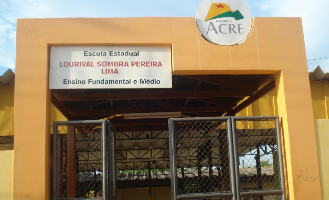 Diretor denuncia falta de segurança e diz que ladrões roubaram 12 computadores de escola